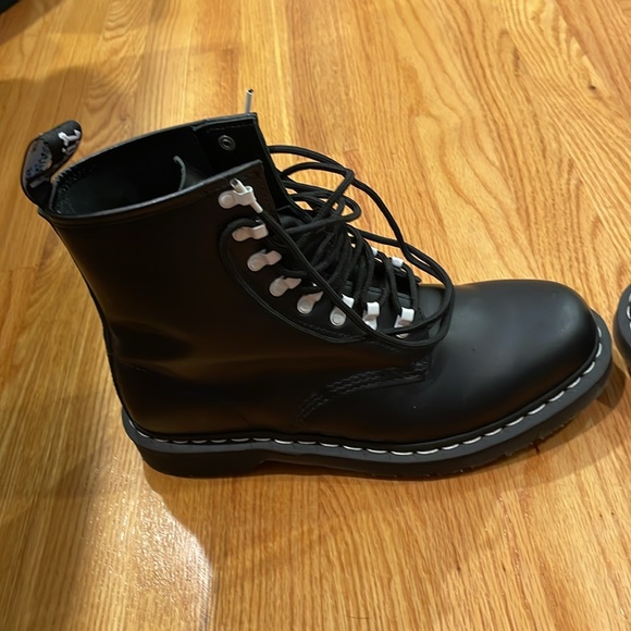 Dr. Martens Bootie Women Size 11M Black White 1460 Disrupt 8-Eye Unisex Boot - Picture 2 of 4